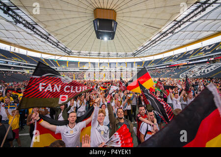 Frankfurt am Main, Allemagne. 23 juin 2018. Coupe du monde, football, l'Allemagne contre la Suède, l'étape de groupe, groupe F, 2e jour de match : les visiteurs de la Commerzbank Arena Public pour l'Allemagne contre la Suède match avant le début de ladite correspondance. Photo : Andreas Arnold/dpa dpa : Crédit photo alliance/Alamy Live News Banque D'Images