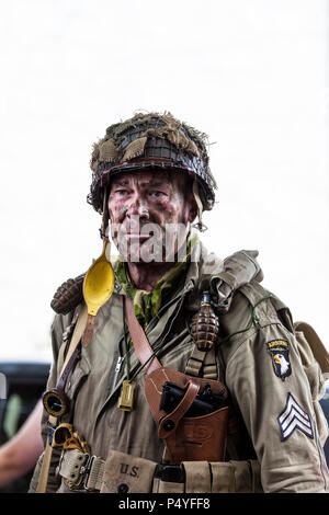 Teesdale, Barnard Castle, comté de Durham. Samedi 23 juin 2018. Le marché nord-est Ville de Barnard Castle fit un pas en arrière dans le temps aujourd'hui quand les gens habillés en vêtements vintage des années 40 et 2ème Guerre Mondiale, des uniformes dans le cadre de l'Barnard Castle 1940 Fin de semaine. Cela comprenait un défilé par un Spitfire de la seconde guerre mondiale et affiche par de reconstitution historique. David Forster/Alamy Live News Banque D'Images