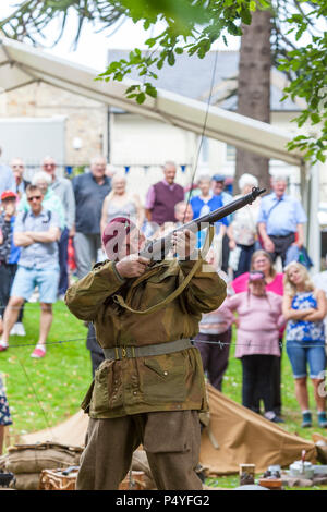 Teesdale, Barnard Castle, comté de Durham. Samedi 23 juin 2018. Le marché nord-est Ville de Barnard Castle fit un pas en arrière dans le temps aujourd'hui quand les gens habillés en vêtements vintage des années 40 et 2ème Guerre Mondiale, des uniformes dans le cadre de l'Barnard Castle 1940 Fin de semaine. Cela comprenait un défilé par un Spitfire de la seconde guerre mondiale et affiche par de reconstitution historique. David Forster/Alamy Live News Banque D'Images