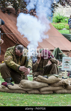 Teesdale, Barnard Castle, comté de Durham. Samedi 23 juin 2018. Le marché nord-est Ville de Barnard Castle fit un pas en arrière dans le temps aujourd'hui quand les gens habillés en vêtements vintage des années 40 et 2ème Guerre Mondiale, des uniformes dans le cadre de l'Barnard Castle 1940 Fin de semaine. Cela comprenait un défilé par un Spitfire de la seconde guerre mondiale et affiche par de reconstitution historique. David Forster/Alamy Live News Banque D'Images