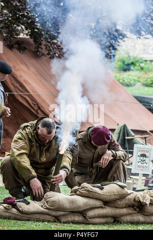 Teesdale, Barnard Castle, comté de Durham. Samedi 23 juin 2018. Le marché nord-est Ville de Barnard Castle fit un pas en arrière dans le temps aujourd'hui quand les gens habillés en vêtements vintage des années 40 et 2ème Guerre Mondiale, des uniformes dans le cadre de l'Barnard Castle 1940 Fin de semaine. Cela comprenait un défilé par un Spitfire de la seconde guerre mondiale et affiche par de reconstitution historique. David Forster/Alamy Live News Banque D'Images