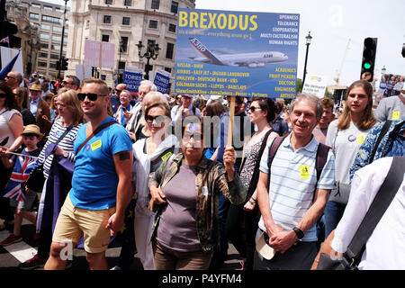 Vote du peuple mars Londres, Royaume-Uni 23 juin 2018. Les manifestants avec une holding a placard relatives à Airbus le long de Whitehall en route la place du Parlement pour exiger un deuxième vote sur l'accord final Brexit - Steven Mai /Alamy Live News Banque D'Images