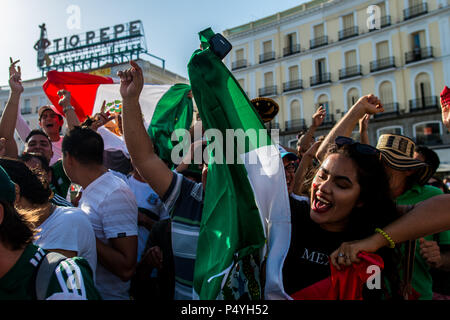 Madrid, Espagne. 23 Juin, 2018. Mexique fans célébrer à Puerta de Sol après leur victoire sur la Corée du Sud pendant la Coupe du Monde de la Fifa 2018 en Russie, à Madrid, Espagne. Credit : Marcos del Mazo/Alamy Live News Banque D'Images