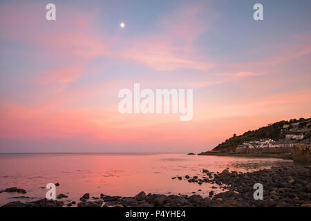 Mousehole, Cornwall, UK. 23 juin 2018. Météo britannique. Le ciel était encore plein de couleur après le coucher du soleil ce soir, avec un autre beau jour nous promet pour demain. Crédit : Simon Maycock/Alamy Live News Banque D'Images