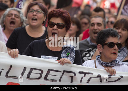 Madrid, Espagne. 23 Juin, 2018. Manifestant scandant des slogans demandant la libération de la jeunesse d'Altsasu. Des milliers de manifestants ont défilé à l'appui des jeunes de l'Altsasu (Navarre) à Madrid. Ils exigent la liberté pour les huit jeunes condamnés à entre 2 et 13 ans de prison pour avoir agressé deux gardes civils et leurs partenaires à Alsasua (Navarre) en 2016, au cri de "qu'une barbarie , Alsasua en prison et la Manada dans la liberté '. Credit : SOPA/Alamy Images Limited Live News Banque D'Images