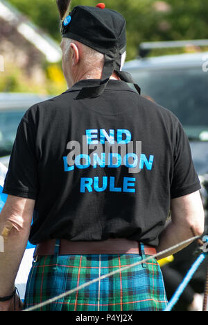 Bannockburn, UK. 23 Juin, 2018. Un homme photographié portant un T-Shirt qui lit 'END LONDRES RÈGLE' sur l'arrière de celui-ci. Des milliers de partisans de l'indépendance écossaise ont défilé à Stirling et Bannockburn dans le cadre de la "tous sous une même bannière' contre, comme la coalition vise à exécuter de tels cas jusqu'à ce que l'Écosse est "libre". Credit : SOPA/Alamy Images Limited Live News Banque D'Images