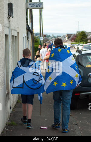 Bannockburn, Stirlingshire, UK. 23 Juin, 2018. Un père et son fils à pied accueil à partir de l'événement tout en portant les drapeaux sur leur dos.Des milliers de partisans de l'indépendance écossaise ont défilé à Stirling et Bannockburn dans le cadre de la '' 'tous' sous une bannière de protestation, comme la coalition vise à exécuter de tels cas jusqu'à ce que l'Ecosse est '' 'libre de droits Photo crédit : Stewart Kirby/SOPA Images/ZUMA/Alamy Fil Live News Banque D'Images