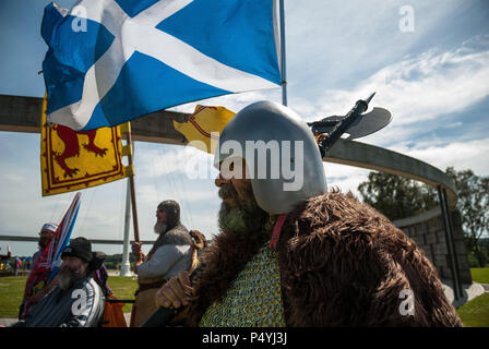 Bannockburn, Stirlingshire, UK. 23 Juin, 2018. Un homme cosplays comme un soldat de la période de laquelle la bataille de Bannockburn.Des milliers de partisans de l'indépendance écossaise ont défilé à Stirling et Bannockburn dans le cadre de la '' 'tous' sous une bannière de protestation, comme la coalition vise à exécuter de tels cas jusqu'à ce que l'Ecosse est '' 'libre de droits Photo crédit : Stewart Kirby/SOPA Images/ZUMA/Alamy Fil Live News Banque D'Images