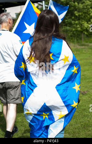 Bannockburn, Stirlingshire, UK. 23 Juin, 2018. Une femme est représentée en portant un drapeau écossais avec l'UE étoile au milieu sur son dos.Des milliers de partisans de l'indépendance écossaise ont défilé à Stirling et Bannockburn dans le cadre de la '' 'tous' sous une bannière de protestation, comme la coalition vise à exécuter de tels cas jusqu'à ce que l'Ecosse est '' 'libre de droits Photo crédit : Stewart Kirby/SOPA Images/ZUMA/Alamy Fil Live News Banque D'Images