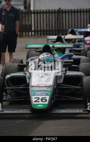 Dalton sur les tés, UK, 23 juin 2018. Le pilote britannique Kiern Jewiss prépare à faire une ligne de voitures de Formule 4 sur la piste pour les qualifications dans le championnat britannique à Croft. Crédit : Colin Edwards/Alamy Live News. Banque D'Images