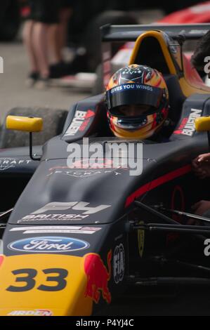 Dalton sur les tés, UK, 23 juin 2018. Le pilote australien Jack Doohan prêt à prendre la piste pour les qualifications de la F4 championnat britannique à Croft. Crédit : Colin Edwards/Alamy Live News. Banque D'Images