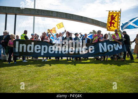 Bannockburn, Stirlingshire, UK. 23 Juin, 2018. Les membres de la ligne de front de la poser pour les photographes mars caméras après la fin mars sur le site de la bataille de Bannockburn.Des milliers de partisans de l'indépendance écossaise ont défilé à Stirling et Bannockburn dans le cadre de la '' 'tous' sous une bannière de protestation, comme la coalition vise à exécuter de tels cas jusqu'à ce que l'Ecosse est '' 'libre de droits Photo crédit : Stewart Kirby/SOPA Images/ZUMA/Alamy Fil Live News Banque D'Images