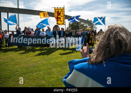 Bannockburn, Stirlingshire, UK. 23 Juin, 2018. Une femme prend une photo sur son portable du groupe qui ont marché à l'avant de l'événement.Des milliers de partisans de l'indépendance écossaise ont défilé à Stirling et Bannockburn dans le cadre de la '' 'tous' sous une bannière de protestation, comme la coalition vise à exécuter de tels cas jusqu'à ce que l'Ecosse est '' 'libre de droits Photo crédit : Stewart Kirby/SOPA Images/ZUMA/Alamy Fil Live News Banque D'Images