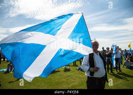 Bannockburn, Stirlingshire, UK. 23 Juin, 2018. Un homme pose pour photographes appareils photo numériques tout en tenant un drapeau écossais.Des milliers de partisans de l'indépendance écossaise ont défilé à Stirling et Bannockburn dans le cadre de la '' 'tous' sous une bannière de protestation, comme la coalition vise à exécuter de tels cas jusqu'à ce que l'Ecosse est '' 'libre de droits Photo crédit : Stewart Kirby/SOPA Images/ZUMA/Alamy Fil Live News Banque D'Images