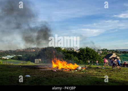 Cork, Irlande. 23 Juin, 2018. DC 23-6-18 Bonfire Night, Glenheights Ballyvolane Road, Cork City, Photos de nuit d'un feu de route en Glenheights. ce soir, c'est une tradition que tous les habitants de la région de l'amour. Même si l'événement est la participation a diminué dans toute la ville qu'ils ont toujours s'assurer qu'il se produit ici chaque année. Son une oppourtunity pour l'ensemble de la communauté à se réunir. Credit : Damian Coleman/Alamy Live News Banque D'Images