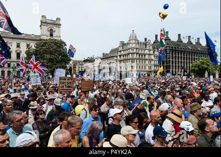 Londres, Royaume-Uni. 23 Juin, 2018. Une centaine de milliers de partisans anti-Brexit prendre part au vote du peuple rassemblement à la place du Parlement dans le centre de Londres sur un deuxième anniversaire de l'Brexit référendum. Les manifestants exigent que les conditions définitives de l'Brexit deal négocié par le gouvernement sont mis devant les citoyens britanniques dans un vote public. Credit : Wiktor Szymanowicz/Alamy Live News Banque D'Images