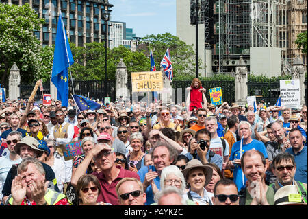 Londres, Royaume-Uni. 23 Juin, 2018. Une centaine de milliers de partisans anti-Brexit prendre part au vote du peuple rassemblement à la place du Parlement dans le centre de Londres sur un deuxième anniversaire de l'Brexit référendum. Les manifestants exigent que les conditions définitives de l'Brexit deal négocié par le gouvernement sont mis devant les citoyens britanniques dans un vote public. Credit : Wiktor Szymanowicz/Alamy Live News Banque D'Images