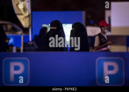 Riyadh, Arabie saoudite. 23 Juin, 2018. Les femmes saoudiennes fréquenter un événement de conduite pour préparer les femmes saoudiennes à prendre le volant, à Riyad Park Mall à Riyadh, Arabie saoudite, 23 juin 2018. Les femmes en Arabie Saoudite prend le volant début dimanche après des décennies de levée de l'interdiction dans le cadre d'une libéralisation dans le royaume conservateur. Credit : Gehad Hamdy/dpa/Alamy Live News Banque D'Images