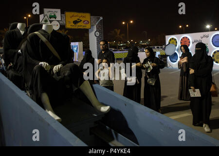 Riyadh, Arabie saoudite. 23 Juin, 2018. Les femmes saoudiennes fréquenter un événement de conduite pour préparer les femmes saoudiennes à prendre le volant, à Riyad Park Mall à Riyadh, Arabie saoudite, 23 juin 2018. Les femmes en Arabie Saoudite prend le volant début dimanche après des décennies de levée de l'interdiction dans le cadre d'une libéralisation dans le royaume conservateur. Credit : Gehad Hamdy/dpa/Alamy Live News Banque D'Images