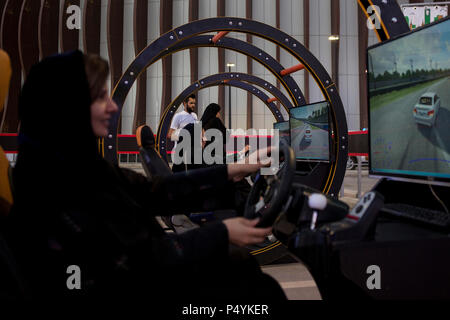 Riyadh, Arabie saoudite. 23 Juin, 2018. Les femmes saoudiennes pratique sur des simulateurs de conduite à un événement de conduite pour préparer les femmes saoudiennes à prendre le volant, à Riyad Park Mall à Riyadh, Arabie saoudite, 23 juin 2018. Les femmes en Arabie Saoudite prend le volant début dimanche après des décennies de levée de l'interdiction dans le cadre d'une libéralisation dans le royaume conservateur. Credit : Gehad Hamdy/dpa/Alamy Live News Banque D'Images