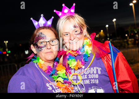 Warrington, Royaume-Uni. 23 Juin, 2018. 23 juin 2018 - Starlight chers à pied, une seule marche parrainée chers qui commence à minuit au Jubilé d'Orford Centre de quartier. L'objectif est d'amasser le plus d'argent possible au Saint Rocco's Hospice d'un organisme de bienfaisance enregistré qui fournit des soins spécialisés et un soutien au sein de Warrington, aide les personnes qui sont aux prises avec une maladie mortelle. Crédit : John Hopkins/Alamy Live News Banque D'Images