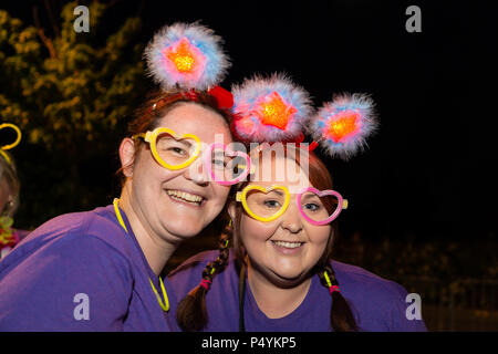 Warrington, Royaume-Uni. 23 Juin, 2018. 23 juin 2018 - Starlight chers à pied, une seule marche parrainée chers qui commence à minuit au Jubilé d'Orford Centre de quartier. L'objectif est d'amasser le plus d'argent possible au Saint Rocco's Hospice d'un organisme de bienfaisance enregistré qui fournit des soins spécialisés et un soutien au sein de Warrington, aide les personnes qui sont aux prises avec une maladie mortelle. Crédit : John Hopkins/Alamy Live News Banque D'Images