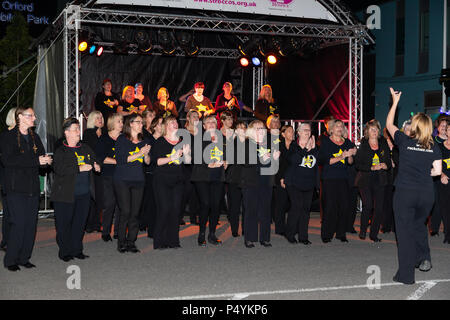 Warrington, Royaume-Uni. 23 Juin, 2018. 23 juin 2018 - Starlight chers à pied, une seule marche parrainée chers qui commence à minuit au Jubilé d'Orford Centre de quartier. L'objectif est d'amasser le plus d'argent possible au Saint Rocco's Hospice d'un organisme de bienfaisance enregistré qui fournit des soins spécialisés et un soutien au sein de Warrington, aide les personnes qui sont aux prises avec une maladie mortelle. Crédit : John Hopkins/Alamy Live News Banque D'Images