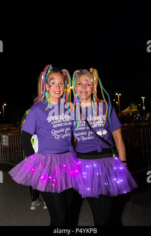 Warrington, Royaume-Uni. 23 Juin, 2018. 23 juin 2018 - Starlight chers à pied, une seule marche parrainée chers qui commence à minuit au Jubilé d'Orford Centre de quartier. L'objectif est d'amasser le plus d'argent possible au Saint Rocco's Hospice d'un organisme de bienfaisance enregistré qui fournit des soins spécialisés et un soutien au sein de Warrington, aide les personnes qui sont aux prises avec une maladie mortelle. Crédit : John Hopkins/Alamy Live News Banque D'Images