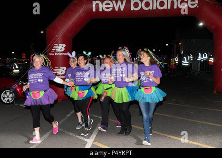 Warrington, Royaume-Uni. 23 Juin, 2018. 23 juin 2018 - Starlight chers à pied, une seule marche parrainée chers qui commence à minuit au Jubilé d'Orford Centre de quartier. L'objectif est d'amasser le plus d'argent possible au Saint Rocco's Hospice d'un organisme de bienfaisance enregistré qui fournit des soins spécialisés et un soutien au sein de Warrington, aide les personnes qui sont aux prises avec une maladie mortelle. Crédit : John Hopkins/Alamy Live News Banque D'Images