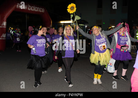 Warrington, Royaume-Uni. 23 Juin, 2018. 23 juin 2018 - Starlight chers à pied, une seule marche parrainée chers qui commence à minuit au Jubilé d'Orford Centre de quartier. L'objectif est d'amasser le plus d'argent possible au Saint Rocco's Hospice d'un organisme de bienfaisance enregistré qui fournit des soins spécialisés et un soutien au sein de Warrington, aide les personnes qui sont aux prises avec une maladie mortelle. Crédit : John Hopkins/Alamy Live News Banque D'Images