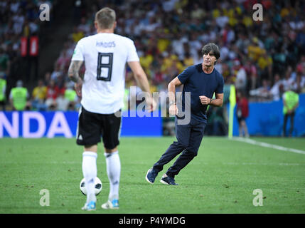 Sochi, Russia. 23 Juin, 2018. Bundescoach Jogi Joachim Loew (Allemagne)/r. s'exécute dans le domaine et Toni Kroos (Allemagne) joue la balle. GES/football/Coupe du monde 2018 : la Russie, l'Allemagne et la Suède 23.06.2018 GES/soccer/football/Coupe du Monde 2018 Russie : l'Allemagne contre la Russie, Sotchi, le 23 juin 2018 | dans le monde l'utilisation de crédit : afp/Alamy Live News Banque D'Images