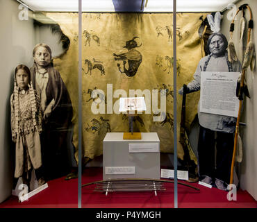 Crow Agency, Montana, USA. 22 Juin, 2018. Une exposition à la Little Bighorn Battlefield National Monument, centre d'accueil. Le monument, sous l'égide du National Park Service, commémore une grande bataille livrée le 25 juin 1876, entre la société Lakota, les Cheyenne et les Arapaho indiens contre l'armée des États-Unis. Ces tribus se battaient pour conserver leur mode de vie traditionnel des nomades comme les chasseurs de bisons. L'armée américaine a été l'exercice de la subvention de l'Administration pour retirer les Sioux Lakota, Cheyenne et peuples de la grande réserve Sioux dans le territoire du Dakota.(Credit Imag Banque D'Images