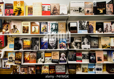 Crow Agency, Montana, USA. 22 Juin, 2018. Livres en vente dans la boutique de cadeaux à Little Bighorn Battlefield National Monument, centre d'accueil. Le monument, sous l'égide du National Park Service, commémore une grande bataille livrée le 25 juin 1876, entre la société Lakota, les Cheyenne et les Arapaho indiens contre l'armée des États-Unis. Ces tribus se battaient pour conserver leur mode de vie traditionnel des nomades comme les chasseurs de bisons. L'armée américaine a été l'exercice de la subvention de l'Administration pour retirer les Sioux Lakota, Cheyenne et peuples de la grande réserve Sioux dakota en T Banque D'Images