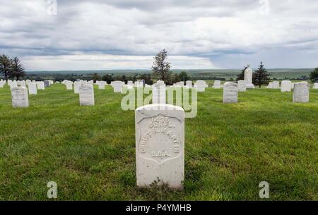 Crow Agency, Montana, USA. 22 Juin, 2018. Cimetière national de Custer à Little Bighorn Battlefield National Monument. Le monument, sous l'égide du National Park Service, commémore une grande bataille livrée le 25 juin 1876, entre la société Lakota, les Cheyenne et les Arapaho indiens contre l'armée des États-Unis. Ces tribus se battaient pour conserver leur mode de vie traditionnel des nomades comme les chasseurs de bisons. L'armée américaine a été l'exercice de la subvention de l'Administration pour retirer les Sioux Lakota, Cheyenne et peuples de la grande réserve Sioux dans le territoire du Dakota.(Image Crédit : Banque D'Images