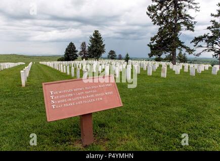 Crow Agency, Montana, USA. 22 Juin, 2018. Cimetière national de Custer à Little Bighorn Battlefield National Monument. Le monument, sous l'égide du National Park Service, commémore une grande bataille livrée le 25 juin 1876, entre la société Lakota, les Cheyenne et les Arapaho indiens contre l'armée des États-Unis. Ces tribus se battaient pour conserver leur mode de vie traditionnel des nomades comme les chasseurs de bisons. L'armée américaine a été l'exercice de la subvention de l'Administration pour retirer les Sioux Lakota, Cheyenne et peuples de la grande réserve Sioux dans le territoire du Dakota.(Image Crédit : Banque D'Images