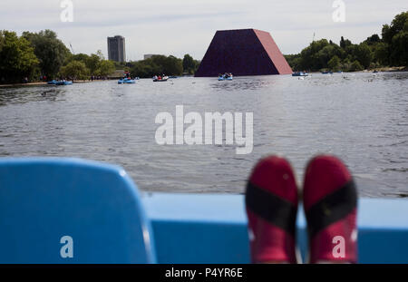 Londres, Royaume-Uni. 23 juin 2018 Le mastaba, une sculpture temporaire faite de tonneaux empilés dans le lac Serpentine, à Hyde Park, est faite par l'un des plus grands peintres, célèbre pour les œuvres de grande envergure ambitieux. Christo et de son épouse défunte Jean-Claude a pris une inspiration de l'antiquité des mastabas (bancs) des structures qui trouve son origine dans civilizatons urbain d'abord de la Mésopotamie. Vingt mètres de hauteur, la structure se compose de 7506 barils colorés empilés horizontalement. La sculpture coïncide avec l'exposition galeries Serpentine de Christo et Jeanne-Claude's l'utilisation de barils dans leur travail au cours de ème Cre Banque D'Images