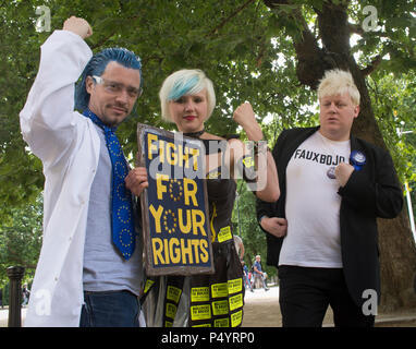 Londres 23 juin 2018 - Mike Galsworthy (scientifiques pour l'Europe), l'UE Supergirl (Madeleina Kay) et de faux Bojo (Drew Galdron) dans le mail.plus de 100 000 personnes participent à une marche pour exiger un vote final sur l'affaire. Brexit Les peuples Mars Vote est exigeant un référendum sur l'accord négocié par le gouvernement avec une option de rester dans l'Union européenne. La date (23 juin 2018) était importante parce que c'était de deux ans à compter du jour de l'original d'un référendum (23 juin 2016). La journée a vu le lancement d'une petiton pour un vote des peuples. Pour de plus amples informations, voir le https://www.peoples-vote.uk. Credit : Bruce Banque D'Images