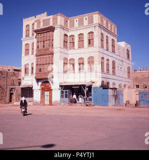 Fin des années 1950, historique, vue extérieure d'un ancien bâtiment arabe et rue poussiéreuse à Taif, Arabie Saoudite. Dans la province de la Mecque du sud-ouest du Royaume, Taif (Taef) était à cette époque sous-développé. Banque D'Images