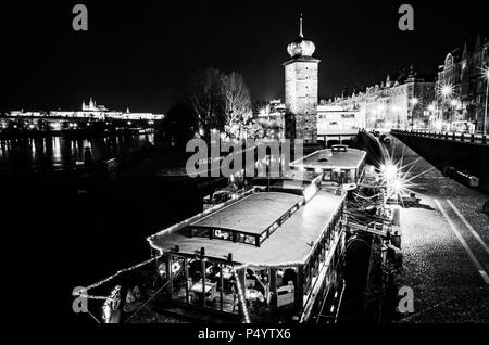 Sitkov Water tower et bateau restaurant à Prague, République tchèque. Scène de nuit. Destination de voyage. Photo en noir et blanc. Banque D'Images