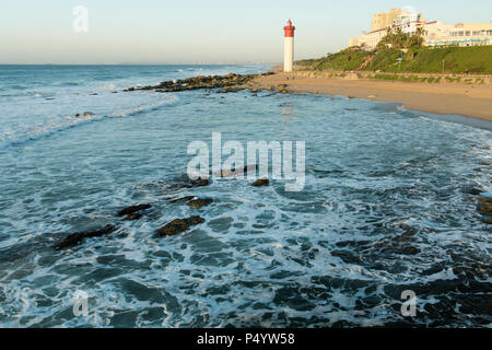 Durban, le KwaZulu-Natal, Afrique du Sud, belle plage d'Umhlanga Rocks où les gens prennent tôt le matin, promenade le long de la promenade Banque D'Images