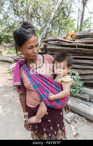 Femme avec enfant, Nong Ping, Laos Banque D'Images