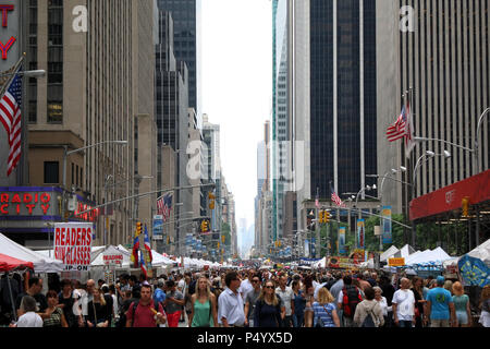 NEW YORK, NY - 18 juin : 6ème Avenue d'itinérance pendant 4ème festival de la culture juive du goût dans le centre de Manhattan le 18 juin 2017 à New York, USA Banque D'Images
