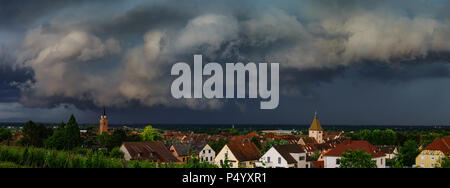 Ciel noir, ciel couvert, nuages noirs. Tempête sur le village de Bergheim. Vue panoramique. Alsace, France. Banque D'Images