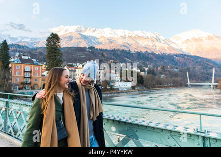 L'Autriche, Innsbruck, happy young couple strolling ensemble en hiver Banque D'Images