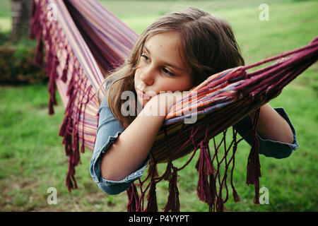 Portrait de sad girl lying in hammock Banque D'Images