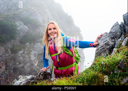 L'Autriche, l'état de Salzbourg, Filzmoos, Female hiker Banque D'Images