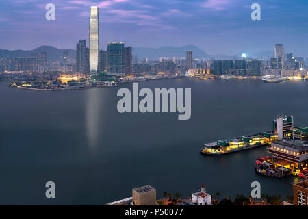 La Chine, Hong Kong, Kowloon, le Port Victoria dans la soirée Banque D'Images