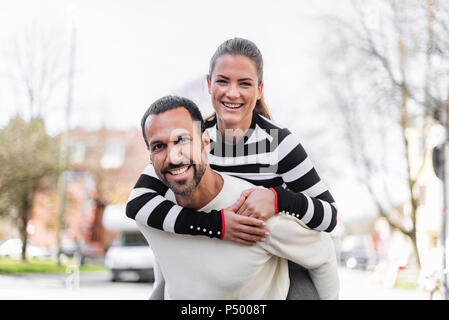 Portrait of happy young couple outdoors Banque D'Images