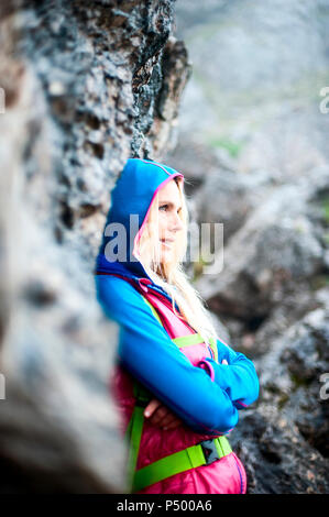 L'Autriche, l'état de Salzbourg, Filzmoos, Female hiker avec hotte Banque D'Images