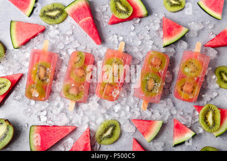 Sucettes glacées kiwi pastèque fait maison Banque D'Images